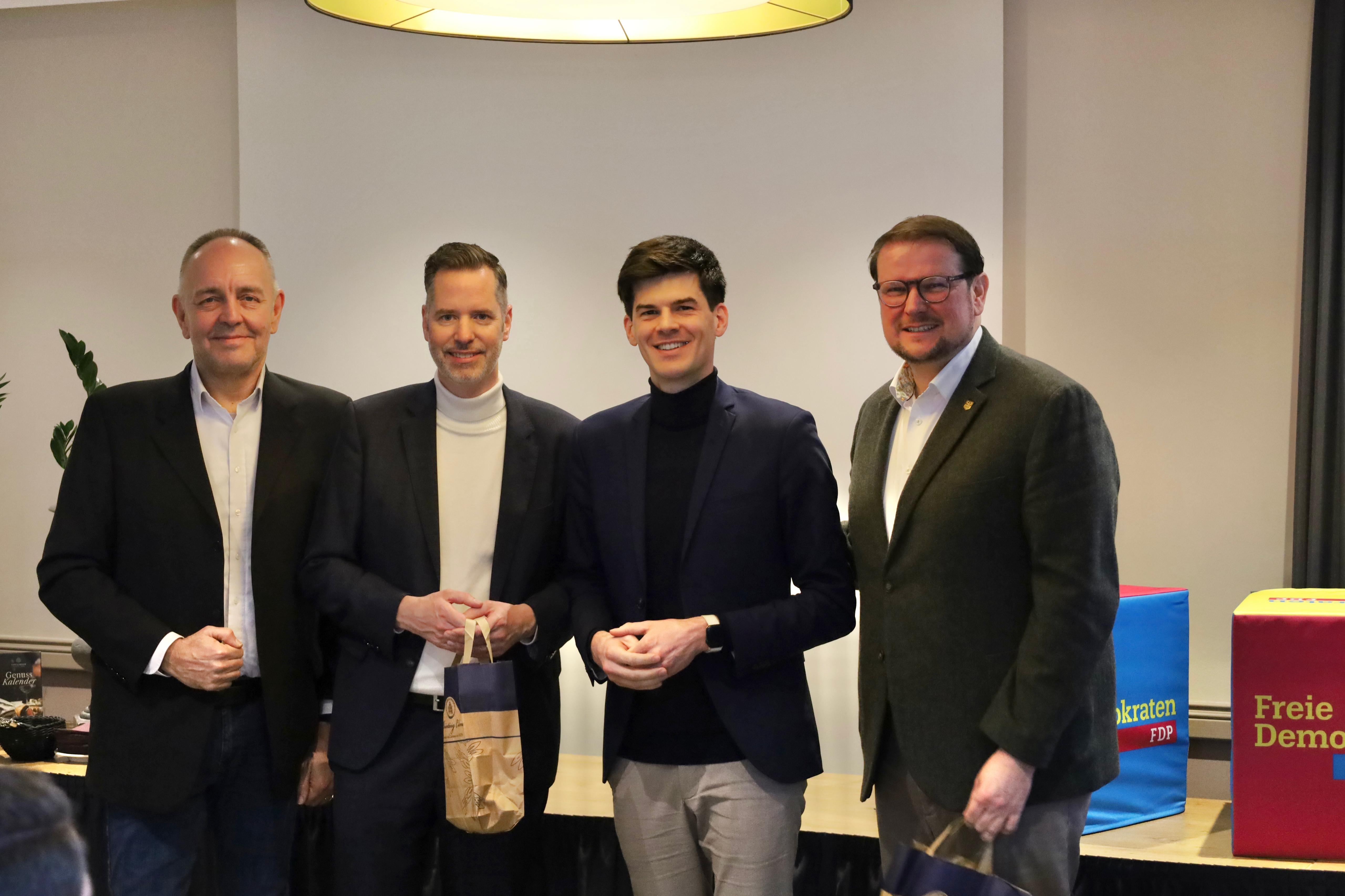 Der neue Bezirksvorsitzende Moritz Cvoro (mitte) mit dem FDP-Chef Christian Dürr und Emdens OB Tim Kruithoff