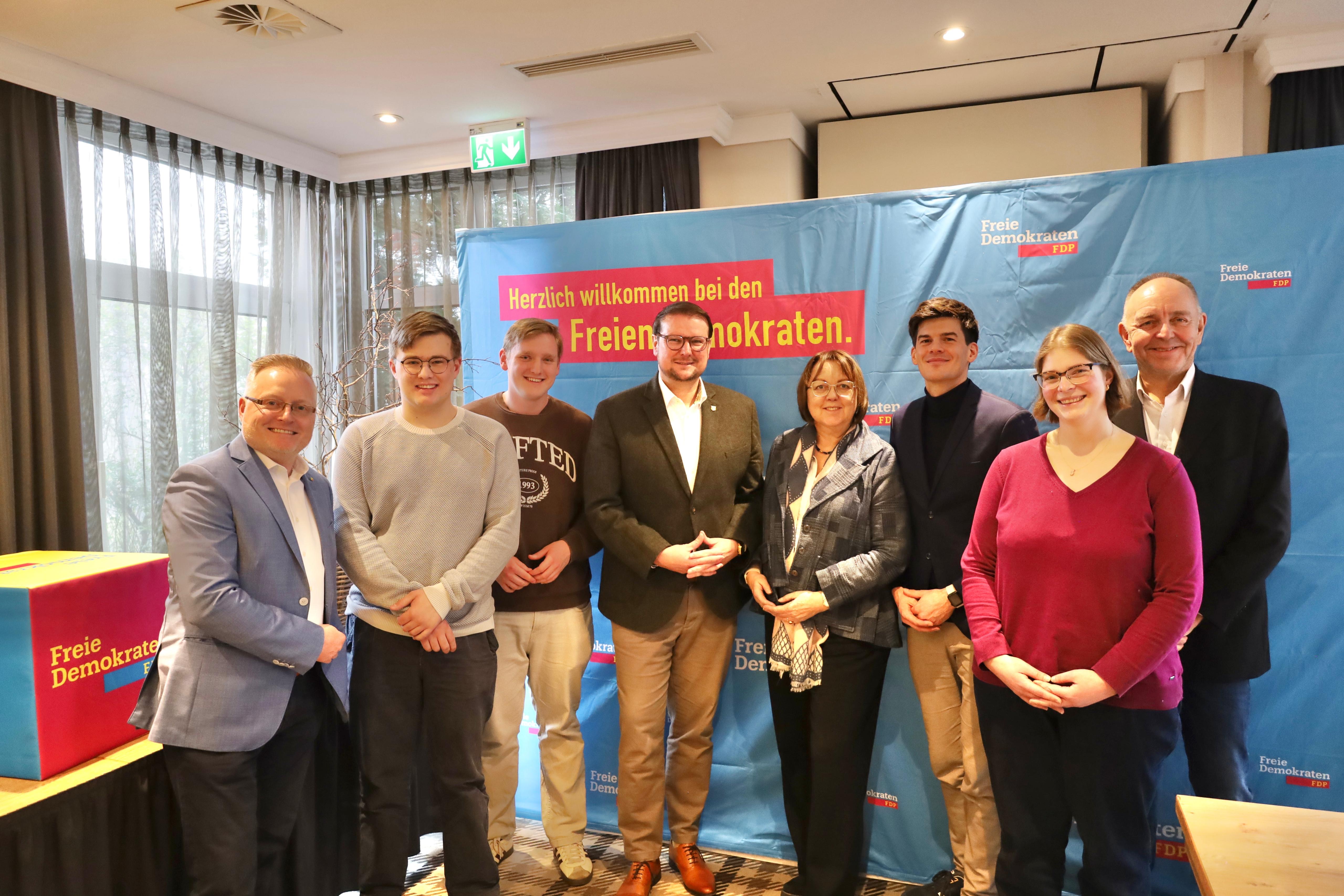 Emdens Oberbürgermeister Tim Kruithoff mit einem Teil des neuen Vorstandes.  v.l.n.r.: Albert Ammermann, Joel Günther,  Hendrik Hartmann, Tim Kruithoff, Hillgriet Eilers, Moritz Cvoro, Anna Kollath, Stephan Bünting