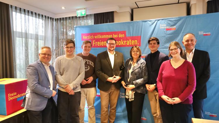 Emdens Oberbürgermeister Tim Kruithoff mit einem Teil des neuen Vorstandes.  v.l.n.r.: Albert Ammermann, Joel Günther,  Hendrik Hartmann, Tim Kruithoff, Hillgriet Eilers, Moritz Cvoro, Anna Kollath, Stephan Bünting